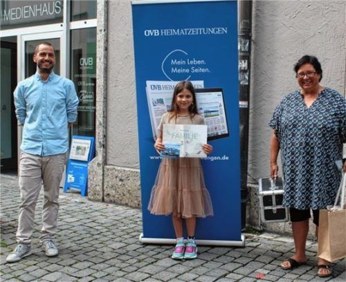 Zeitung lesen lohnt sich! Diese Erfahrung machte Sophia Ampletzer aus Bruckmühl (Mitte). Sie gewann beim Gewinnspiel der Familienbeilage den Hauptpreis, eine Mobilbox von Tausendschöne Lieblingsstücke, die ihr Inhaberin Heike Staab überreichte. Mit Sophia freute sich OVB-Medienberater Sandro Pagliaro. Foto karin zehentner