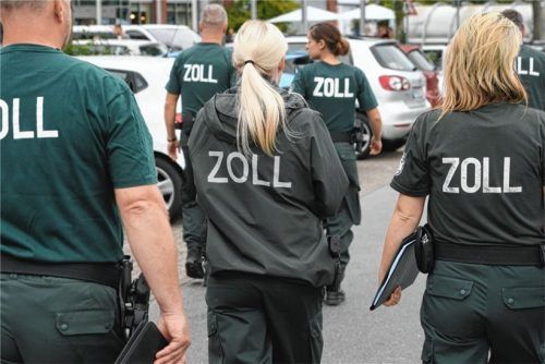Zollbeamte auf dem Weg zu einer Kontrolle. Der mögliche Sozialleistungsbetrug war bei Überprüfungen in verschiedenen Firmen aufgedeckt worden. Foto dpa