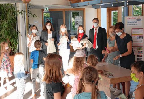 Zufrieden mit dem Startschuss des Umweltladens:  Rektorin Sigrid Hübl, Birgit Gruber und Anna-Carina Veit von der VR Bank Rosenheim-Chiemsee, Christine Plank und Fabian Olbrich von der Sparkasse Eggstätt, Martina Künzel und Franziska Langl vom Elternbeirat (von links).Foto Kirchner