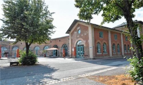 Zugpferd für Rosenheim: Der Lokschuppen soll wieder Gäste anlocken. Möglicherweise mit einer verlängerten Saurier-Ausstellung. Foto Schlecker