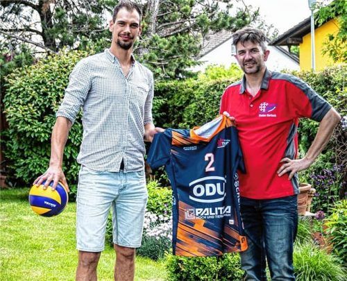 1,97-Meter-Zugang: David Fecko (links) kommt als Mittelblocker zum TSV Mühldorf. Abteilungsleiter Stefan Bartsch überreichte ihm schon offiziell das neue Trikot.Foto Bartsch