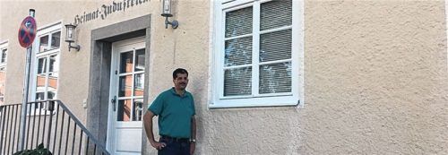 31 Fenster und Türen sind jetzt gestrichen worden, erklärt Museumsleiter Stefan Reischl. Als nächstes soll der alte Heizungsraum hergerichtet werden. Foto weinzierl