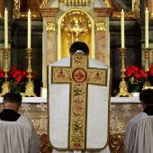 Hunderte feiern Messe auf Latein