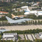 Deutsch-israelische Luftwaffen-Formation über der KZ-Gedenkstätte
