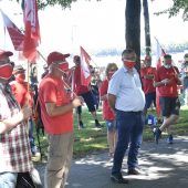 Bauarbeiter gehen auf die Straße