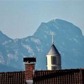 Kreuz und Observatorium bilden Einheit