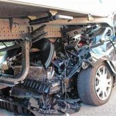 Pkw kracht Lkw ins Heck