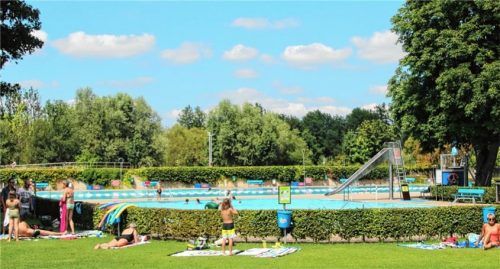 Ab Samstag, 15. August, können bereits vormittags bis zu 540 Besucher ins Kolbermoorer Freibad. Foto Riediger