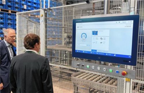 Alles im Blick: Auerbräu-Geschäftsführer Thomas Frank (links) und Krones-Werkleiter Helmut Schwarz. Foto Krones AG