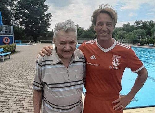Alois Wittmann (89) war von 1960 bis 1996 als Schwimmmeister im Freibad tätig und hat jetzt den Bademeister Charlie Meier besucht, der ihn schon als kleiner Bub als Bademeister kennengelernt hat.Foto  re
