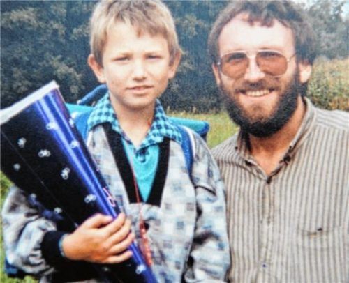 Als der Ernst des Lebens begann: Robert Neumeier an seinem ersten Schultag zusammen mit Vater Anton.