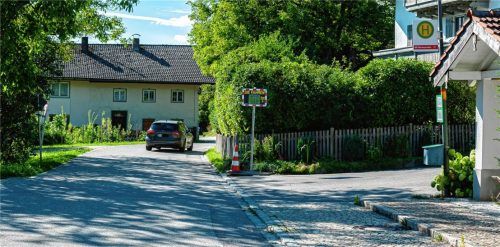 Als Sofortmaßnahme zur Temporeduzierung wurde in Schaurain bei der Bushaltestelle ein sogenannter „elektronischer Zeigefinger“ aufgestellt. Obwohl er bislang erst ab Tempo 50 mahnen darf, bringt er doch einige Autofahrer bereits jetzt dazu, besser auf ihre Geschwindigkeit zu achten.Foto Thomae