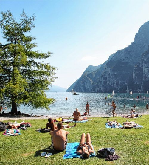 Am Gardasee – hier der Strand von Riva del Garda – ist laut Julia Lorenzer in puncto Tourismus beinahe wieder Normalität eingekehrt. Foto dpa