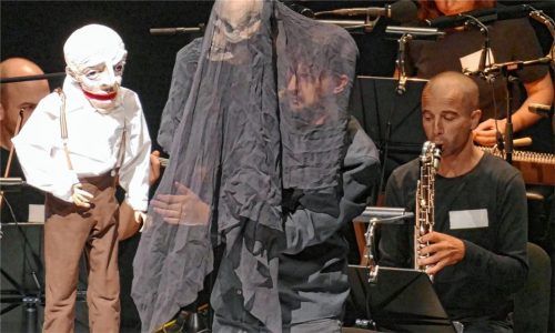 Am Schluss erscheint inmitten der Musicbanda „Franui“ die Wanderer-Puppe und der Puppen-Tod, alles von Nikolaus Habjan gehandhabt. Foto Janka