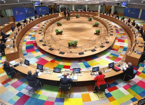 An diesem runden Tisch in Brüssel wurde beim EU-Sondergipfel über die Milliarden-Beträge für das Konjunktur- und Investitionsprogramm zur Bewältigung der Corona-Wirtschaftskrise verhandelt. Unten rechts: Bundeskanzlerin Angela Merkel. Foto pa