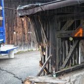 Lkw bleibt an Überdachung hängen