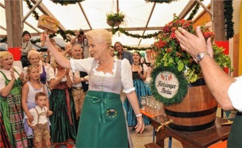 Applaus für eine Meisterleistung: Wie gewohnt braucht OB Gabriele Bauer 2011 nur zwei Schläge. Fotos Reisner, Schlecker