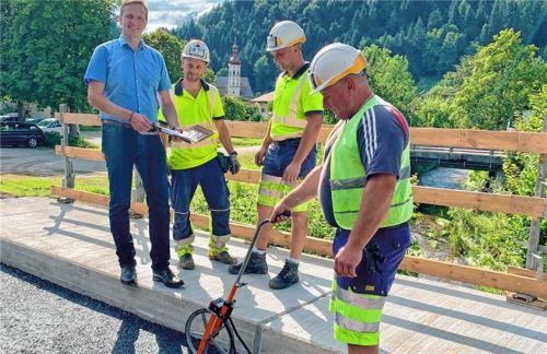 Aschaus Bürgermeister Simon Frank (links) und Mitarbeiter der Firma Porr bei der Abnahme der sanierten Brücke über die Prien. Jetzt ist die Sanierung der Staatsstraße 2093 an der Reihe. Foto H. Reiter