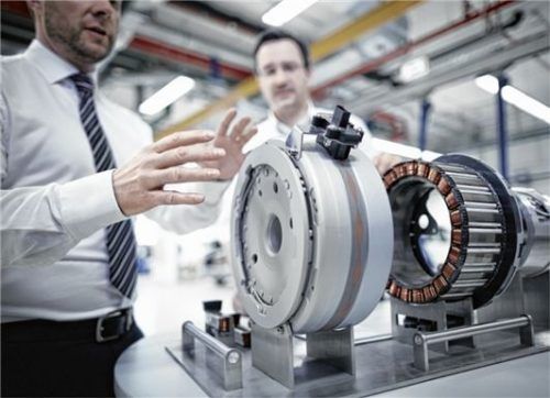 Audi stärkt die Kompetenzen seiner Ingenieure in strategischen Zukunftsfeldern: In Kooperation mit der Technischen Hochschule Ingolstadt vertiefen Antriebsentwickler seit Kurzem ihr Wissen im Bereich Elektromobilität. Im Bild: Modell der E-Maschine des Audi Q7 e-tron quattro mit den Komponenten Gehäuse, Strator und Rotor. Foto AUDI AG