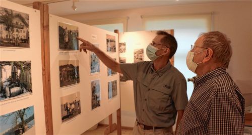 Auf den Spuren der Vergangenheit: Rupert Wörndl, Vorsitzender des Heimat- und Kulturvereins Frasdorf (links), erklärt Georg Weber (rechts) Szenen aus dem bäuerlichen Leben um die vorletzte Jahrhundertwende.Foto  Rehberg