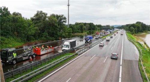 Auf der A8 bei Wasserwiesen im Einsatz: THW, Feuerwehren und Autobahnmeisterei, um eine Sandsacksperre zu errichten.