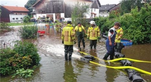 Auf diesem Anwesen im Bad Aiblinger Ortsteil Mietraching herrschte Land unter – die Feuerwehr sicherte die Kellerschächte und pumpte das Wasser ab. Foto Bräunlich