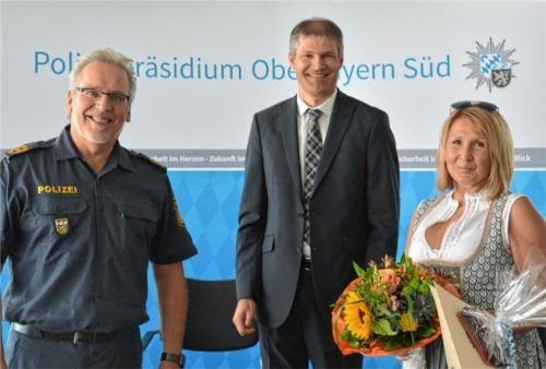 Auf ihr Bauchgefühl war Verlass: Polizeipräsident Robert Kopp (links) ehrte die Bankangestellte Angelika Fordermeyer für ihr Eingreifen, das einen Enkeltrickbetrug verhinderte. Die VR-Bank schule ihre Mitarbeiter für solche Fälle, so Sprecher Mirko Gruber.Foto Hausmann