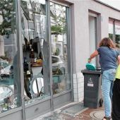 Fahrschülerin (33) kracht in Schaufenster