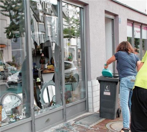 Aufräumarbeiten nach dem Unfall: Eine Fahrschülerin (33) hatte die Kontrolle über ihr Motorrad verloren und war ins Schaufenster dieses Geschäftes gekracht. Foto Reisner