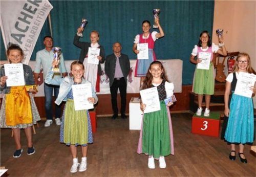 Bacher-Siegerehrung auf Abstand: Hier die Mädchen Jahrgang 2008 mit Lara Daut (SC Aising-Pang), Mia Volkelt (SC Rosenheim) und Marissa Landkammer (ASV Großholzhausen) auf den ersten drei Plätzen, flankiert von Sportwart Christian Landkammer und Sponsor Josef Kuchlmeier. Foto Schmid