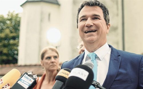 Begutachtet das „Pilotprojekt“: der bayerische Ministerpräsident, gespielt von Wolfgang Krebs. Foto Schnoifabrik Media