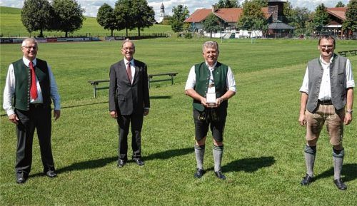 Bei der Medaillen-Übergabe: Söchtenaus Bürgermeister Bernhard Summerer, Leiter des Amtes für Ländliche Entwicklung Oberbayern, Peter Selz, Medaillen-Träger Georg Liegl, Sachgebietsleiter Peter Oster vom Amt für Ländliche Entwicklung Oberbayern (von links).Foto RE