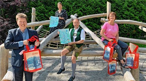 Bei der Übergabe der Willkommenstaschen und der Präsentation des neuen Aschauer Kinder-Ortsplans an der Klinik Sonnenbichl: GPA-Vorsitzender Elmar Stegmeier, Verena Hartmann von der Orthopädischen Kinderklinik, der Leiter der Tourist-Info Aschau, Herbert Reiter, und die Geschäftsführerin der Klinik Sonnenbichl, Angela Finkenberger (von links). Foto RE