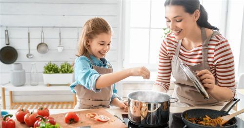 Beim Kochen schneidet der Induktionsherd in Sachen Energieeffizienz am besten ab. Danach kommen das herkömmliche Kochfeld und der Gasherd. Foto  istock