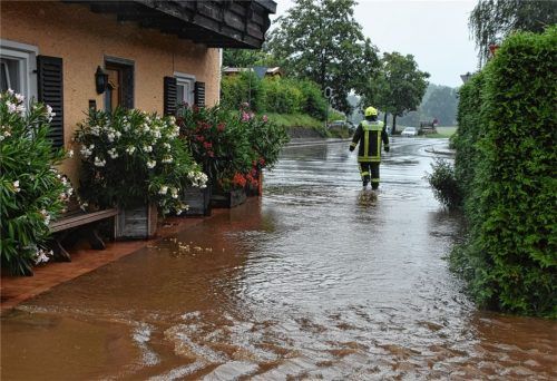 Besonders in Mitleidenschaft gezogen wurde Kirchdorf bei Raubling. An vielen Gebäuden entstanden Schäden durch das Hochwasser. Foto Ruprecht