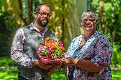 Blumen vom Nachfolger: 30 Jahre hat Ursula Flohr-Brumm die Senioren-Begegnungsstätte der Caritas geleitet und sie zu einer festen Institution in Rosenheim gemacht. Sie ist froh in Markus Reimann einen Nachfolger zu haben, bei dem sie die Einrichtung in guten Händen weiß. Fotos Thomae