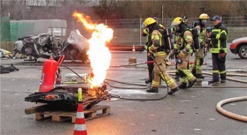 Brennende Akkus von E-Autos sind eine Herausforderung für Feuerwehren. Foto Dekra