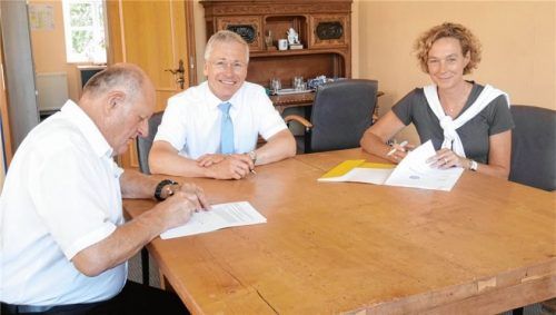 Bürgermeister Christian Glas, Achim Irlbeck und Silke Mall vom Bayernwerk (von links) bei der Unterzeichnung des Konzessionsvertrages im Eggstätter Rathaus.Foto re