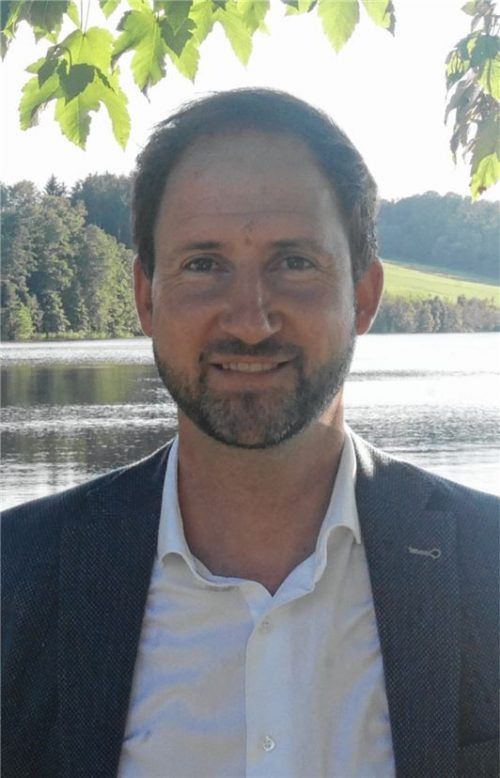 Christoph Vodermaier liebt die Seen in seiner Gemeinde. Den Tinninger See möchte er von Bewuchs befreien, am Simssee tankt der Bürgermeister Kraft.Foto Kirchner