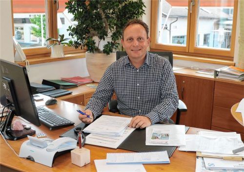 Daniel Mair (CSU) war 27 Jahre lang Verwaltungsmitarbeiter. Seit 1. Mai steht er als Chef des Rathauses der Frasdorfer Verwaltung vor. Foto REhberg