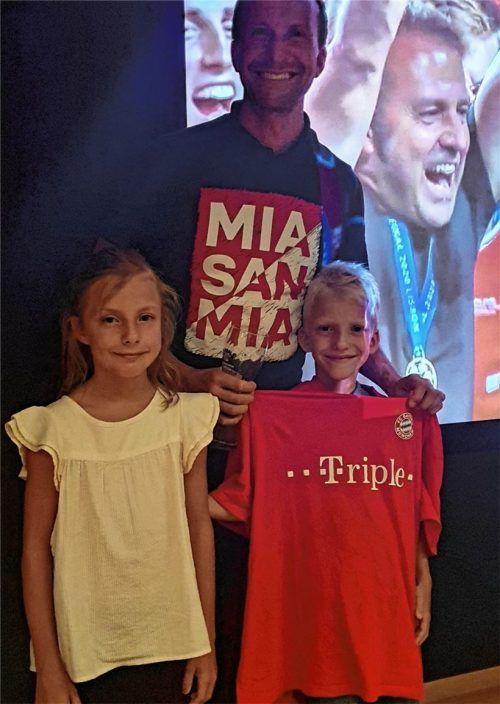 Daniela Ludwig, Drogenbeauftragte der Bundesregierung, hat sich das Champions-League-Finale zusammen mit ihrer Familie in Südtirol angesehen. Stolz lächeln Ehemann Florian Ludwig und die beiden Kinder Anna und Constantin in die Kamera. Fotos Hötzelsperger/RE