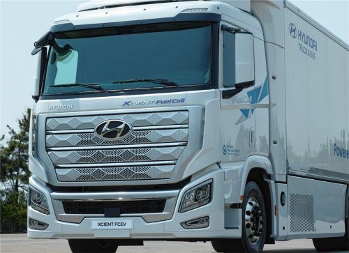 Das Betanken der Brennstoffzellen-Lkw erfolgt in acht bis 20 Minuten. Danach laufen sie bis zu 400 Kilometer weit. Foto Auto-Medienportal.Net/Hyundai