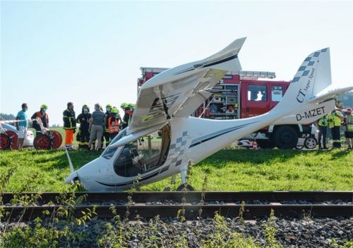 Das demolierte Ultraleichtflugzeug an der Bahnstrecke in Jolling in Bad Endorf. Foto Ammelburger