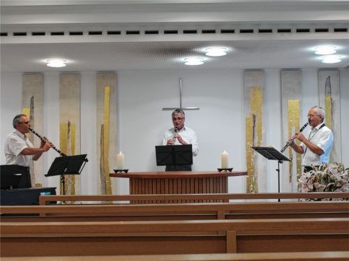 Das Trio „Madeiro negro“ vor leeren Rängen in der Kapelle des Romed-Klinikums: (von links) Martin Kärcher, Pirmin Seebacher und Josef Wastlhuber.Foto Schroeder