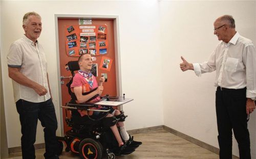 Daumen hoch für das Benedetto-Menni-Nest: Bewohner Patrik (Mitte) berichtete dem Präsidenten des oberbayerischen Bezirkstags Josef Mederer (rechts), wie gern er in der Wohngemeinschaft lebt. Darüber freute sich auch der Vorsitzende des Vereins, Dietmar Klemens.Foto Blum