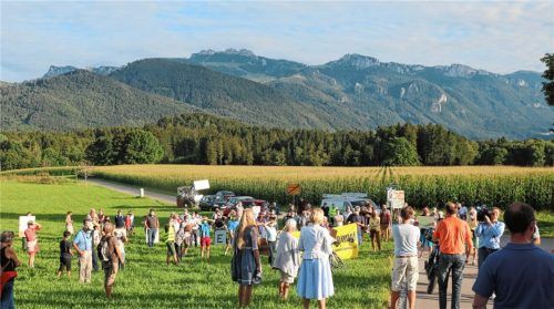 Demonstration auf der grünen Wiese gegen den Ausbau der BAB A8 am Südrand von Umrathshausen. Hinter den Maisfeldern verläuft die Autobahn.Foto rehberg