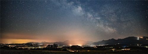 Der Blick von der Ratzinger Höhe aus Richtung Chiemsee und Bernau zeigt, wie Licht den Sternenhimmel verblassen lässt. Links im Bild die von Salzburg erzeugte Lichtglocke. Lokal die Lichtglocke von Prien und Bernau. „Jeder Lichtpunkt, den man hier sehen kann, ist verschwendetes Licht. Denn man kann das Licht sehen. Würde es nur nach unten strahlen, würde man keinen Lichtpunkt direkt sehen können“, erklärt Manuel Philipp. Foto Holger Freese