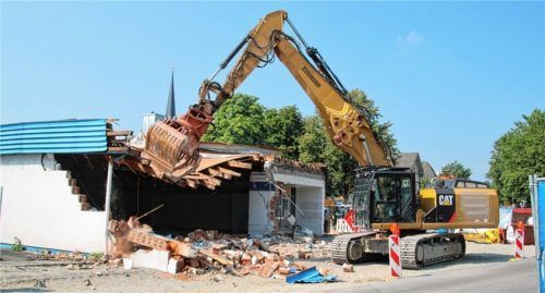 Der ehemalige Getränkemarkt an der Haßlerstraße wurde gestern abgerissen. Foto Riediger