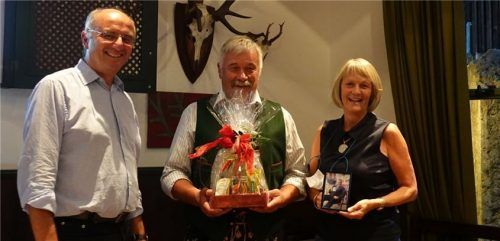 Der ehemalige stellvertretende Bürgermeister Johann Schmid (Mitte) und die ehemalige Kassierin Christina zur Hörst (rechts) gaben ihre Ämter in den Neuwahlen der Freien Wähler Neubeuern ab. Vorsitzender Alois Holzmaier (links) bedankte sich für das Engagement. Foto RE