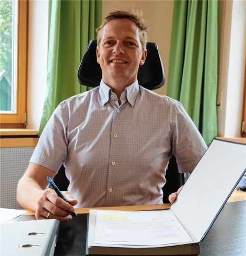 Der gebürtige Aschauer Simon Frank (40) ist seit 100 Tagen Bürgermeister der Chiemgau-Gemeinde. Foto reh